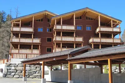 Bel appartement avec très grande terrasse vue magnifique sur montagnes