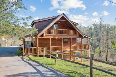 Image de Private 3 Br w/Hot Tub, Pool Table, Wi-Fi, Fire Pit, Free Tickets