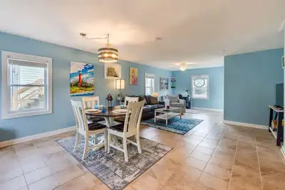 Image de Pet Friendly - 2 Minute Walk to Beach - Updated and Modernized Spotless Clean