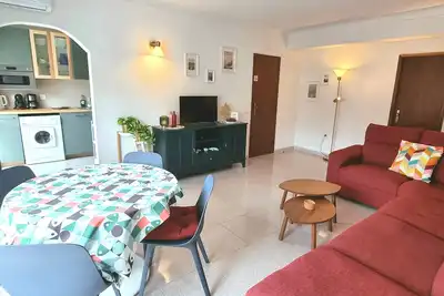 5 minutes from the beach! modern apartment with renovated kitchen and bathroom.