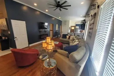 Image de 5 Minutes away from Protective stadium & Top Golf!