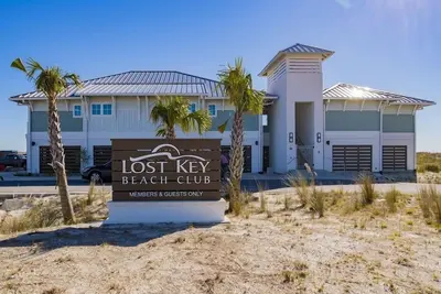 Image de Unwind in Style: Beautiful Townhome Embraces The Lost Key Lifestyle!