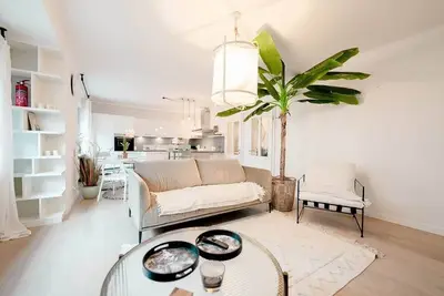 Bright Apt w/ Smart Tv, WiFi & Walk to Parc Merl