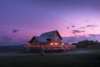 Image de Brand New Solar Powered 3 Br w\/ Hot Tub, Scenic Views, w\/ Wrap Around Deck.