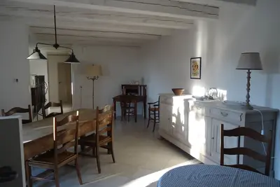 Image de Elégante maison provençale entre vignes et oliviers.