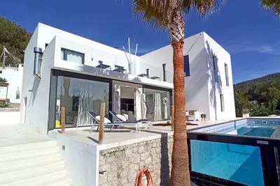 Image de Villa balinaise avec grand jacuzzi extérieur - Proche de la plage de Cala Llonga