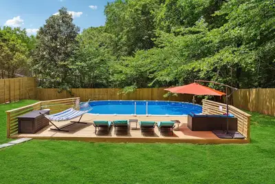 Image de Spacious renovated two-story home w/AirHockey, FoosballTable, HotTub &Summer:Pool