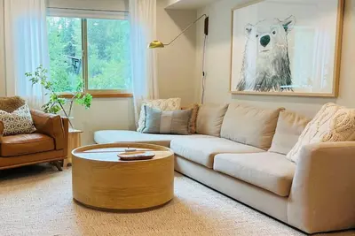 Image de Creekside 2br:Sleeps 6, Patio + Bbq & Free Parking, Pool, Near Shops and Lakes!