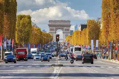 Parisian Elegance: 4br, 3Bath Oasis in Champs Elysées with Aircon