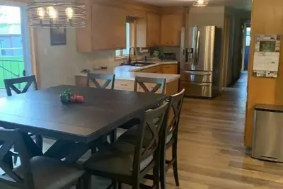 Image de Green Bay Central Location! Great Yard! Big Deck! Bike Trails! Dog Park! Private!