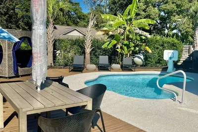 Image de New! Remodeled House w/ Private Pool 5 min to Beach!