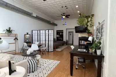 Image de Gorgeous loft in historic building near Hpu, restaurants, shops.