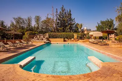 La Ferme de Coco, villa jacuzzi chauffé, piscine, 5 chambres, à 8min du centre.