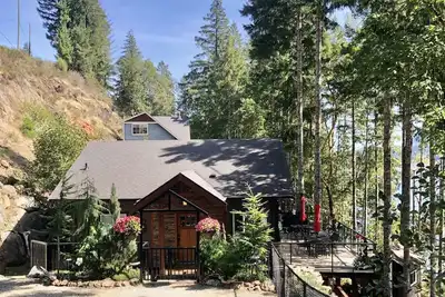 Image de Luxurious Lakefront Private Beach, Dock and Hot tub!