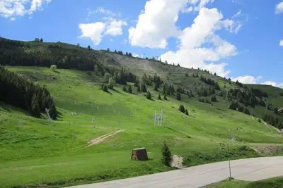Image de 200m du centre station, 7ème étage, vue pistes de ski, balcon, télévision, casier à ski, 27m²