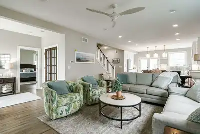 Image de Custom Home Under the Dome -- Walk to Campus!