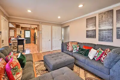 Image de Quiet Commack Cottage w\/ Pool, 8 Mi to Beach!