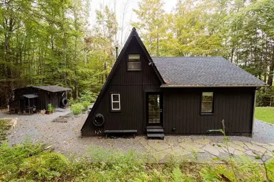 Image de A-Frame in Catskills, with mid century charm