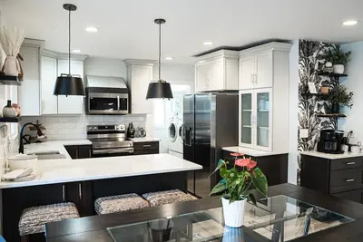 Image de Entire Home, Designer Comfort, Restaurant Row 2 miles, Private yard, Near Canyon