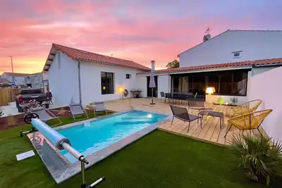 Image de Belle maison avec piscine revisitée par un décorateur