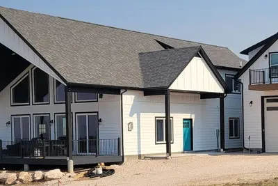 Image de Brand New Spacious Lakehouse 5 minutes from the Lake