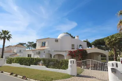 Image de Traditional Portuguese Villa | 5 Bedrooms | Villa Girassol | Prime Location Close to Restaurants & Bars | Vilamoura