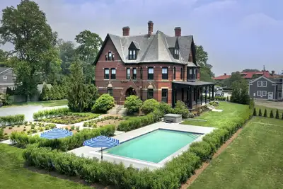 Image de Gracious Victorian Estate Home, Walk to town and beach