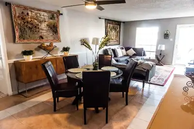 Image de Eclectic Cozy Stellar location, sleeps 7