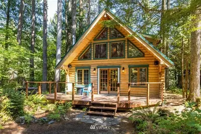 Image de Perfect chalet accommodations tucked into the most wonderful towering trees!