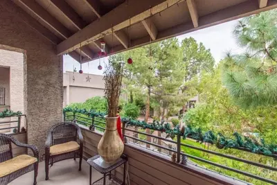 Image de Top Floor Condo Minutes from Old Town