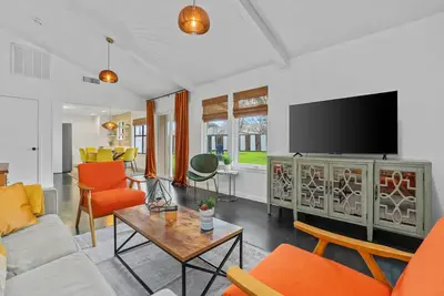 Image de Modern Retro House w/ Hot Tub & Pet Friendly