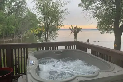 Image de Lux Riverfront, HotTub, In\/Outdoor Fireplace &Fun!
