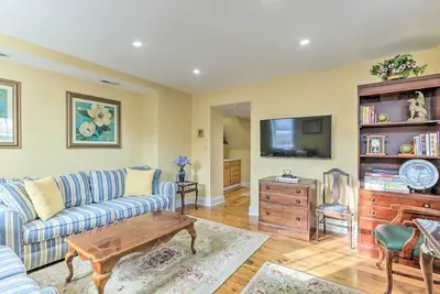 Image de Townhome in Leesburg Historic District!