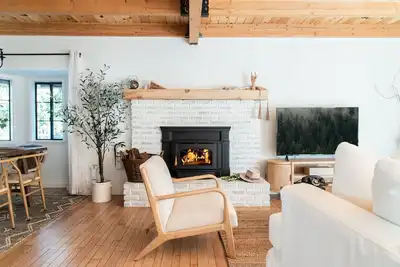 Image de Wild Olive Lodge ° Serene Getaway w/ Movie Room + Hot Tub + Ev charger + more!