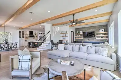 Image de Luxury Lake Granbury Cliffside Home w/ Deck!