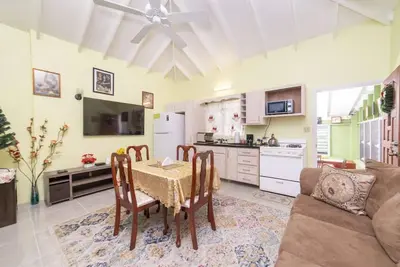 Image de Prentice Place Lovely 1 bedroom condo with private parking.