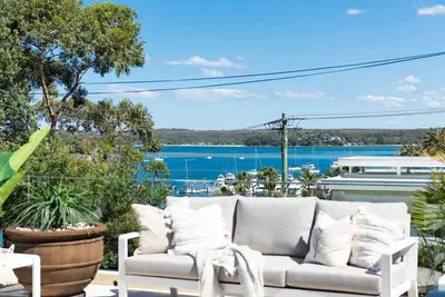 Image de Huge Bayside Luxury Resort-Style Home with Pool