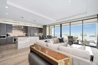 Image de True Luxury Living in Fashion Island w/ Elevator and Ocean Views