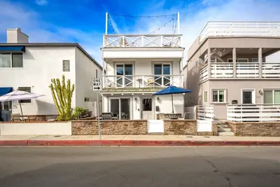Image de Freshly Renovated Beach House Steps to the Beach