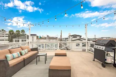 Image de 7 Bedroom Duplex Home w/ Rooftop & Peek-A-Boo Ocean View
