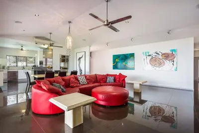 Image de On the very top of Cairns - Luxurious Entertainer