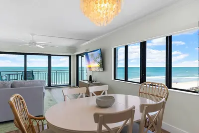 Image de Updated direct oceanfront corner condo with large wrap-around balcony and heated pool