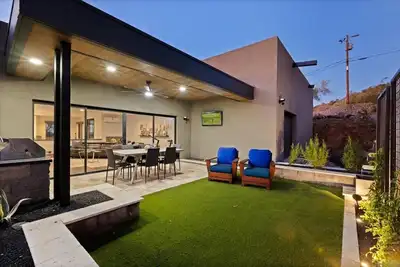 Image de Luxury, Modern Newly-Renovated Home with Breathtaking Views