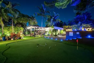 Image de The Love&Peace Zen Oasis-Pool- Basketball Hoop