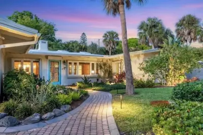 Image de Close To Everything! Pool, Pets, Fenced, Garage, 1000 ft to Sarasota Bay!