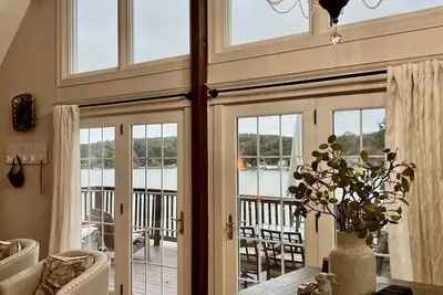 Image de Chic Lakehouse with a gorgeous view