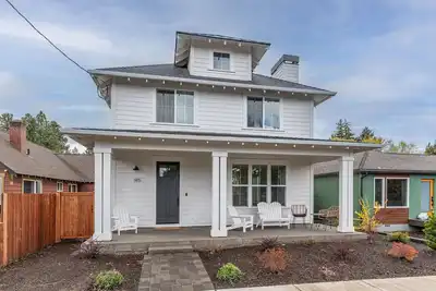 Image de Old Mill Lodge: Craftsman w/Saltwater Hot Tub, Sauna, Steps to Old Mill