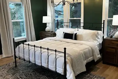 Image de Gorgeous Carriage House near Kycom - Min 14 night stay