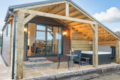 Image de Bluebell, romantic, with hot tub in Donisthorpe