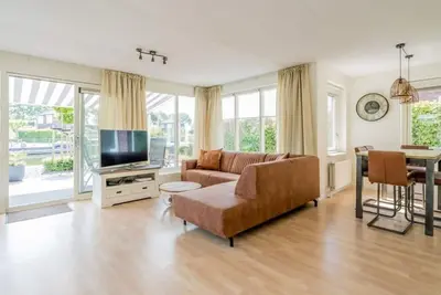 Image de Belle maison de vacances avec divers extras tels qu'une chambre agrandie au rez-de-chaussée, une vér